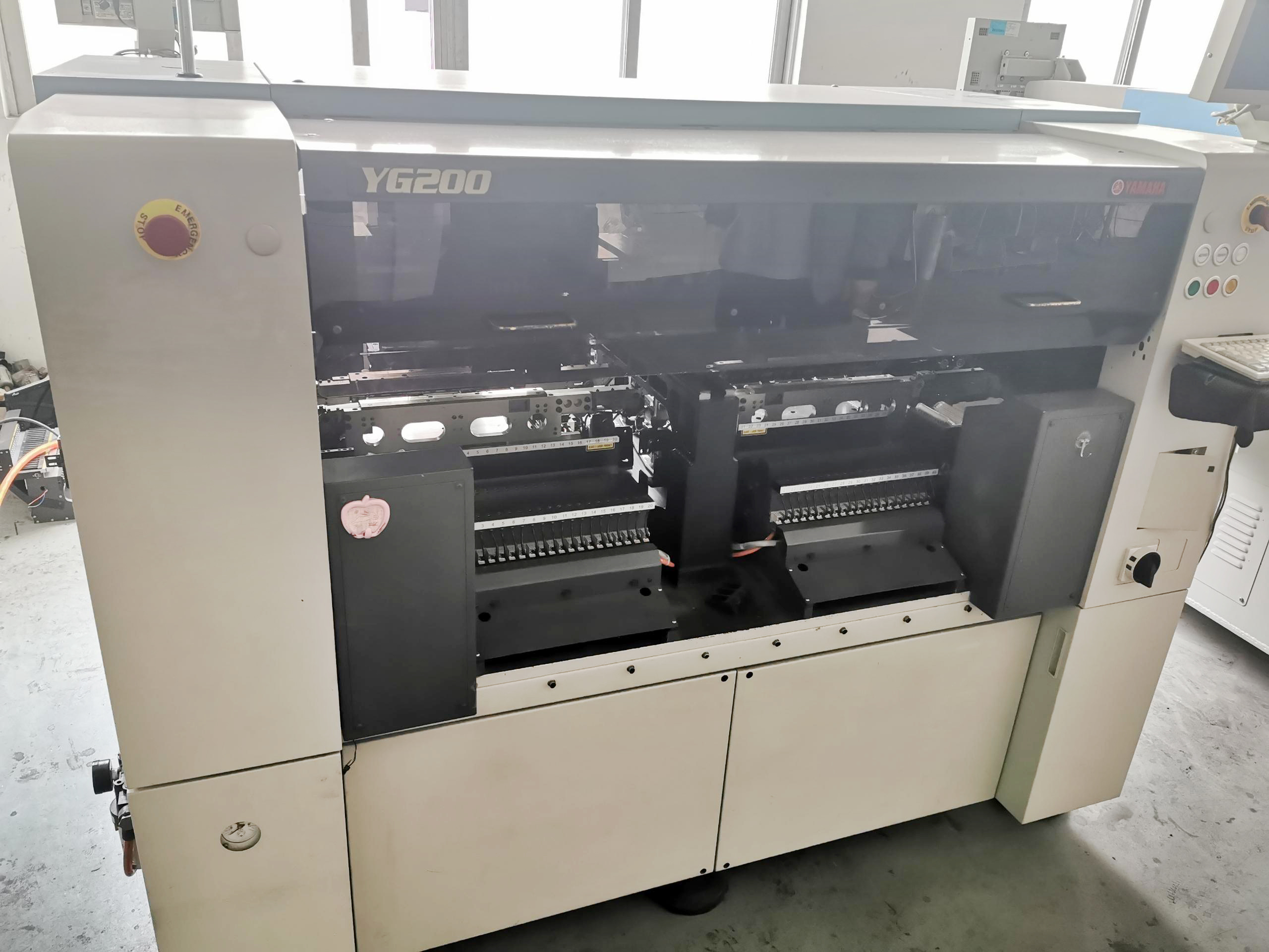 Used Yamaha YG200 SMT pick and place machine(Chip mounter)